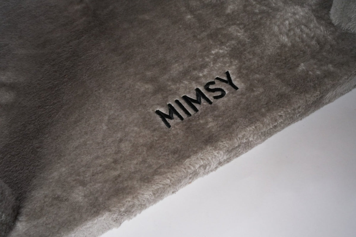 Mimsy-logo brodert på grå plattform