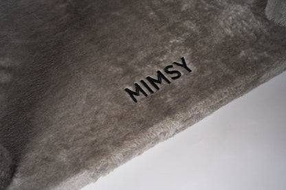 Mimsy-logo brodert på grå plattform