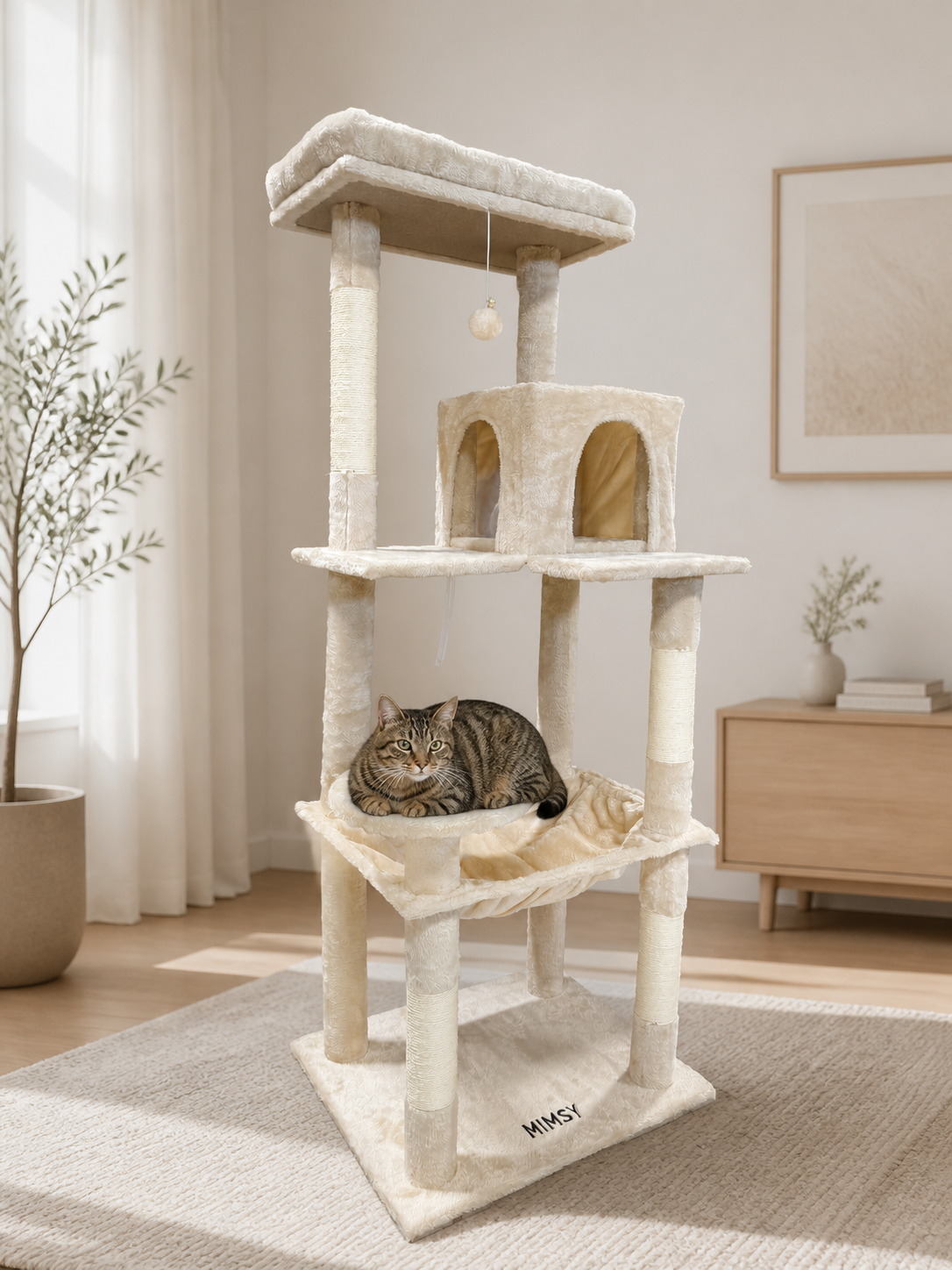Beige Mimsy Murat klorestativ med katt i en lys skandinavisk stue